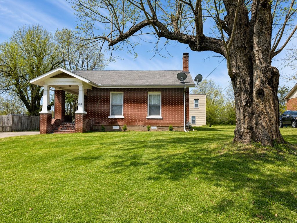 212 W End Ave, Dickson, TN 37055