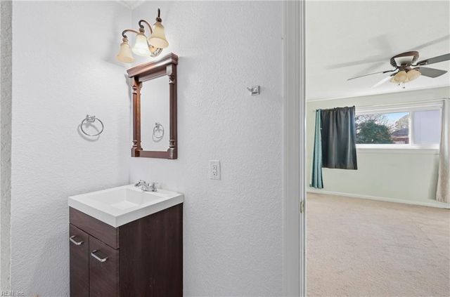 30 Meadowbrook DR, Hampton, VA 23666