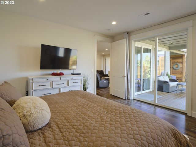 526 3RD St, Woodland, WA 98674