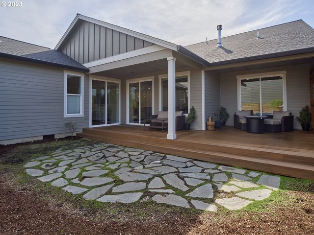 526 3RD St, Woodland, WA 98674