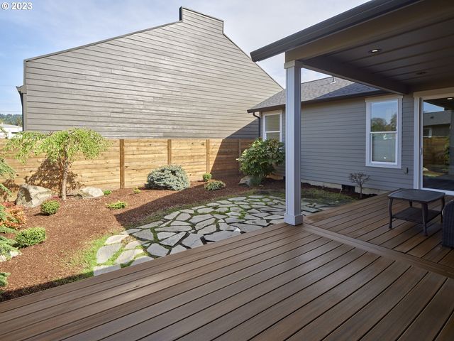 526 3RD St, Woodland, WA 98674