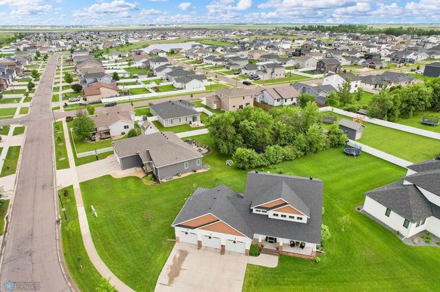 6728 Ashwood Loop, Fargo, ND 58104