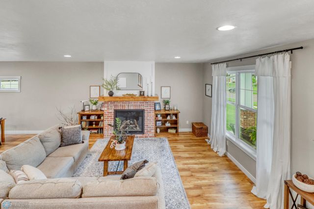 6728 Ashwood Loop, Fargo, ND 58104
