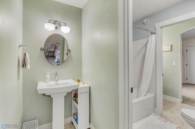 6728 Ashwood Loop, Fargo, ND 58104
