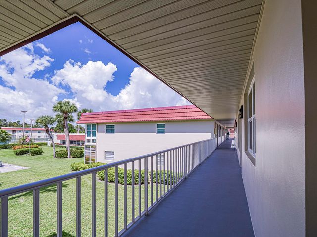 26 Pine Arbor Lane 201, Vero Beach, FL 32962