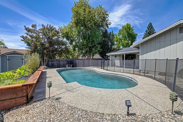 8450 Silver Rock Ct, Citrus Heights, CA 95610