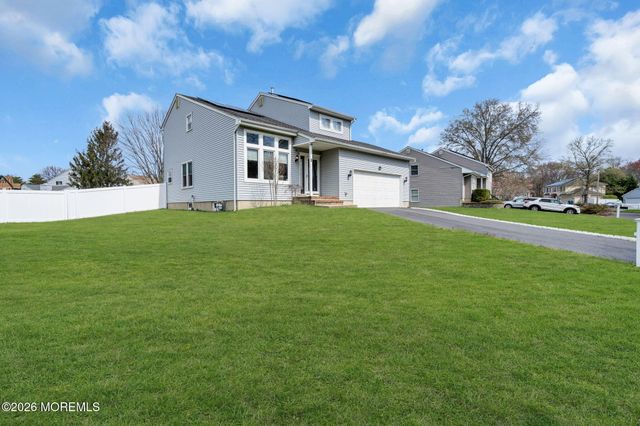 8 Cripple Creek Road, Howell, NJ 07731