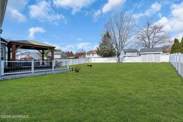 8 Cripple Creek Road, Howell, NJ 07731