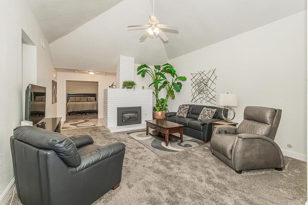 Image 5 of property listing at 315 E Nees #153, Fresno, CA 93720