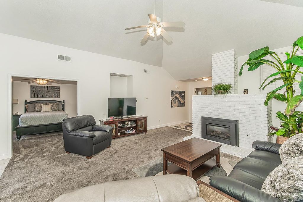 Image 6 of property listing at 315 E Nees #153, Fresno, CA 93720