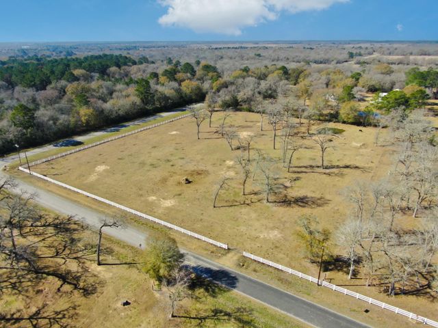 26071 Forest Hills Ln, Waller, TX 77484