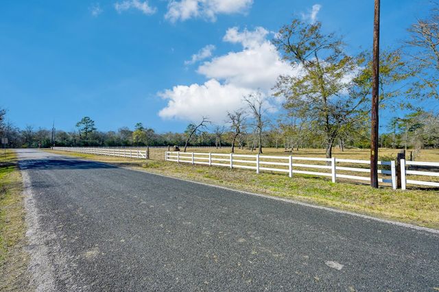 26071 Forest Hills Ln, Waller, TX 77484