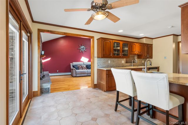 6 Edcris Lane, Huntington, NY 11743