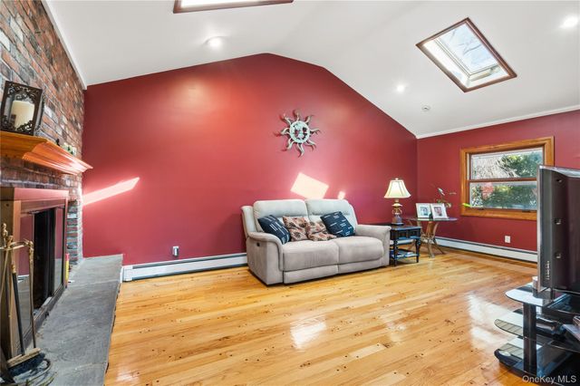 6 Edcris Lane, Huntington, NY 11743