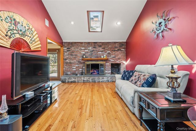 6 Edcris Lane, Huntington, NY 11743