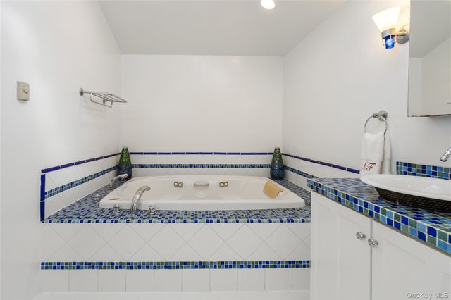 6 Edcris Lane, Huntington, NY 11743