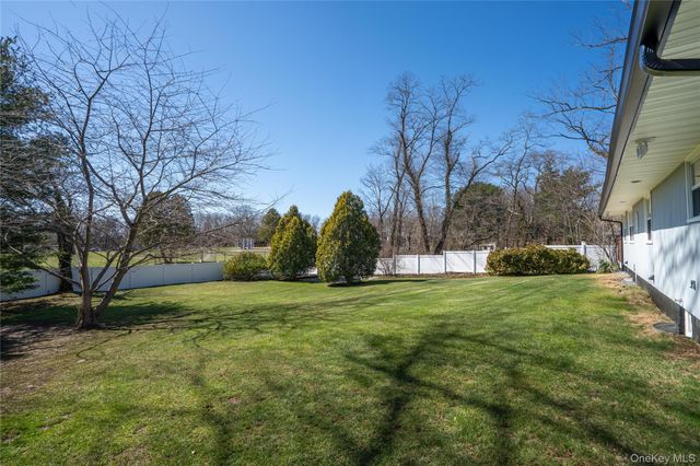 6 Edcris Lane, Huntington, NY 11743