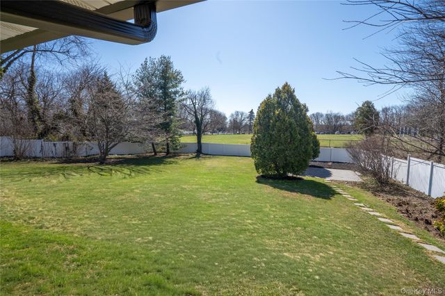 6 Edcris Lane, Huntington, NY 11743