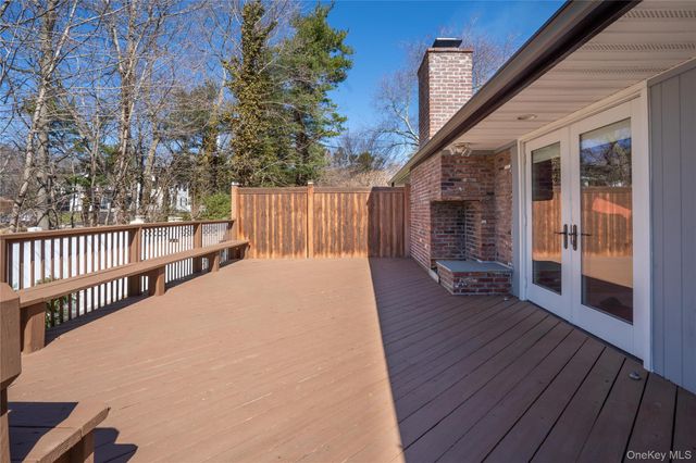 6 Edcris Lane, Huntington, NY 11743