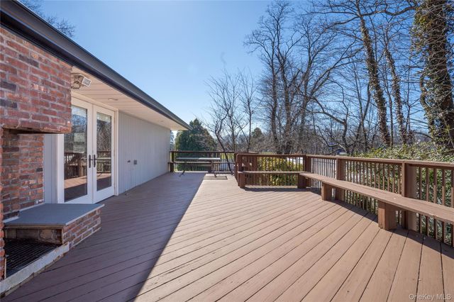 6 Edcris Lane, Huntington, NY 11743