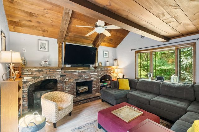 14 Woodview Dr, Lakeville, MA 02347