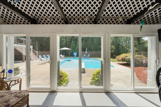 14 Woodview Dr, Lakeville, MA 02347