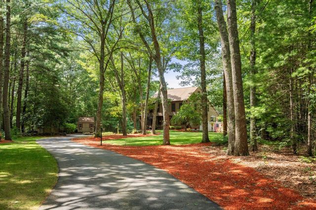 14 Woodview Dr, Lakeville, MA 02347