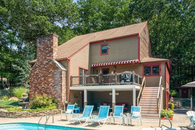 14 Woodview Dr, Lakeville, MA 02347
