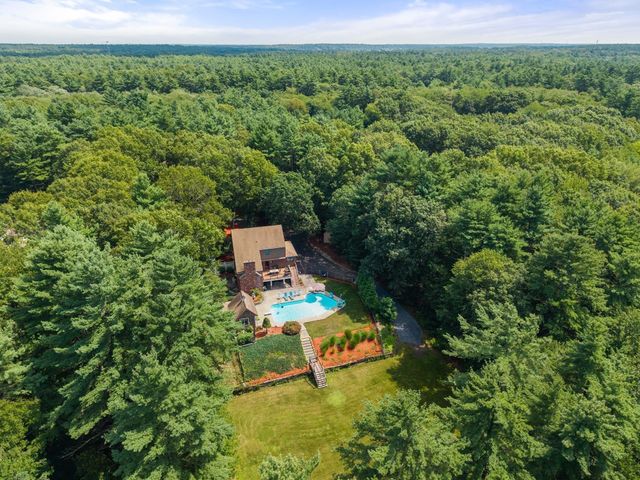14 Woodview Dr, Lakeville, MA 02347
