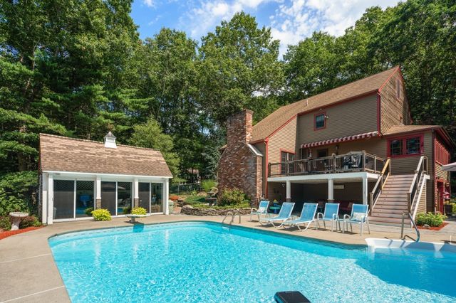 14 Woodview Dr, Lakeville, MA 02347