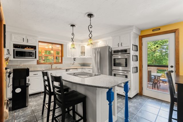 14 Woodview Dr, Lakeville, MA 02347