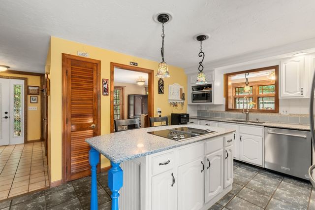 14 Woodview Dr, Lakeville, MA 02347