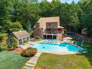 14 Woodview Dr, Lakeville, MA 02347