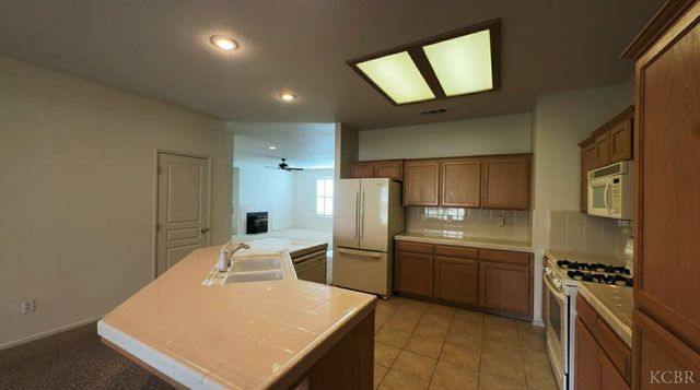 1770 Rio Hondo Court, Hanford, CA 93230