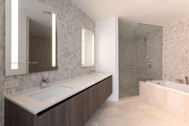 68 SE 6 Street 2112, Miami, FL 33131