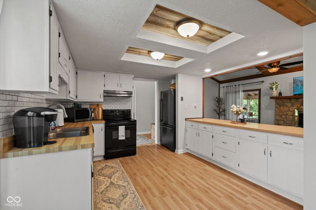 1092 S Quail Court, New Palestine, IN 46163