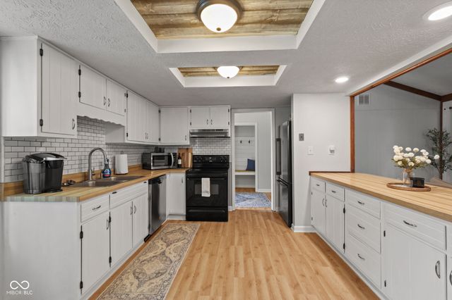 1092 S Quail Court, New Palestine, IN 46163
