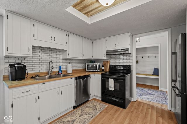 1092 S Quail Court, New Palestine, IN 46163