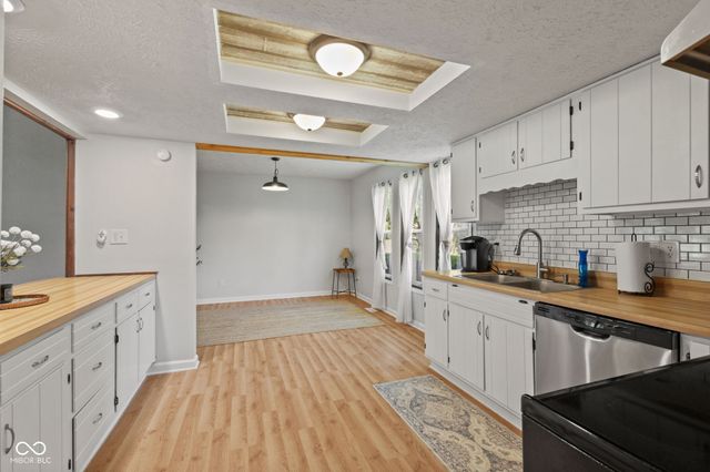 1092 S Quail Court, New Palestine, IN 46163