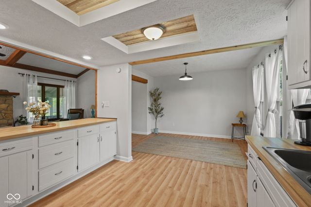 1092 S Quail Court, New Palestine, IN 46163