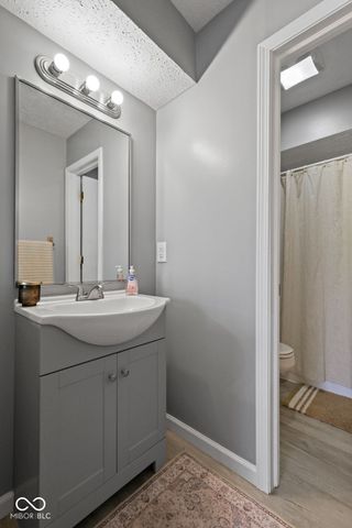 1092 S Quail Court, New Palestine, IN 46163