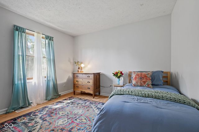 1092 S Quail Court, New Palestine, IN 46163