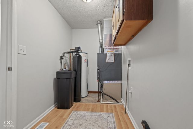 1092 S Quail Court, New Palestine, IN 46163