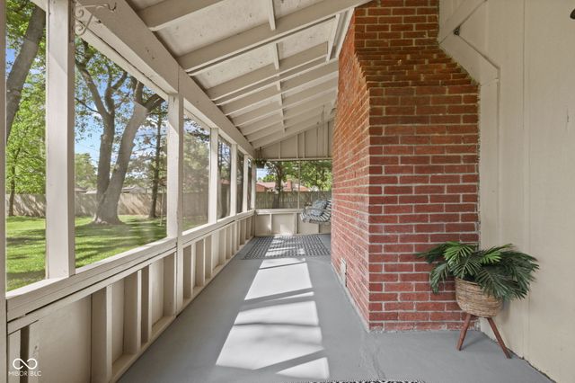 1092 S Quail Court, New Palestine, IN 46163