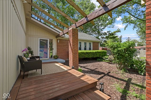 1092 S Quail Court, New Palestine, IN 46163