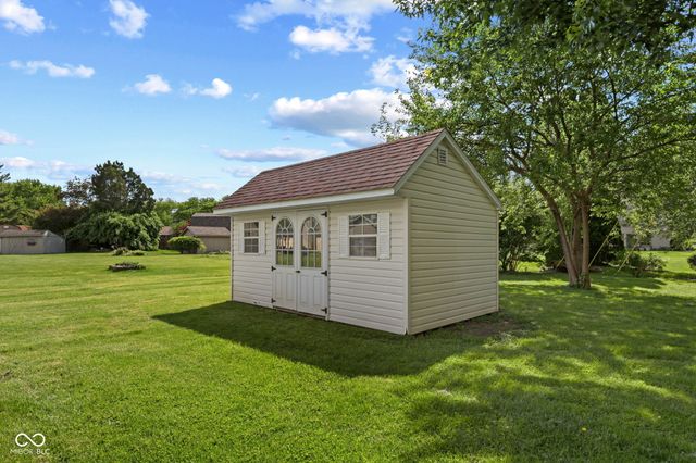 1092 S Quail Court, New Palestine, IN 46163