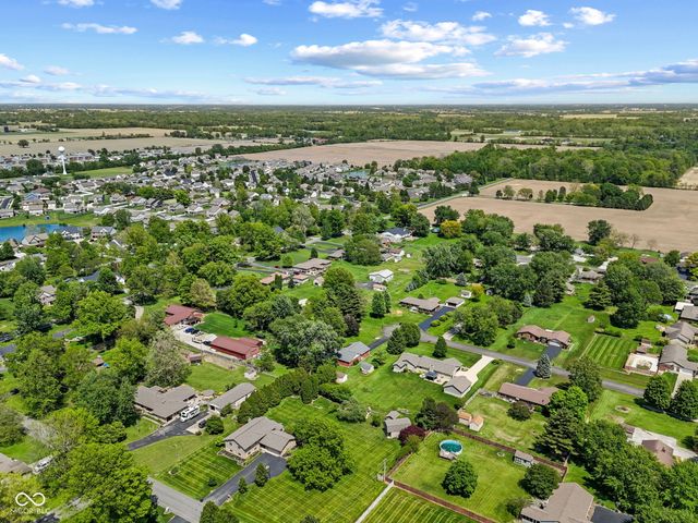 1092 S Quail Court, New Palestine, IN 46163
