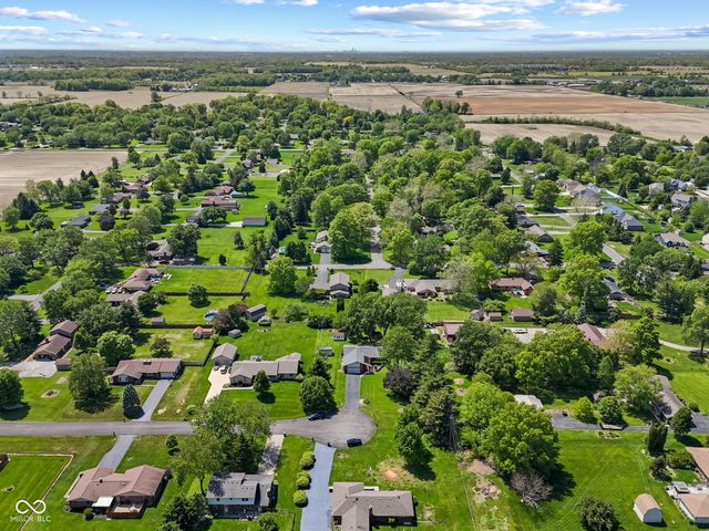 1092 S Quail Court, New Palestine, IN 46163