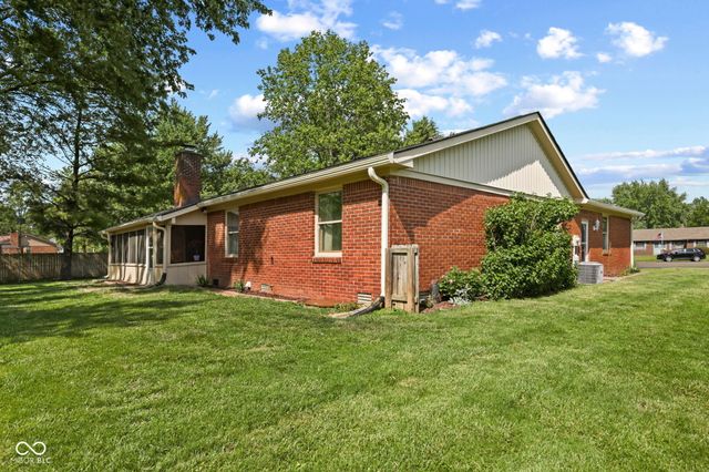 1092 S Quail Court, New Palestine, IN 46163