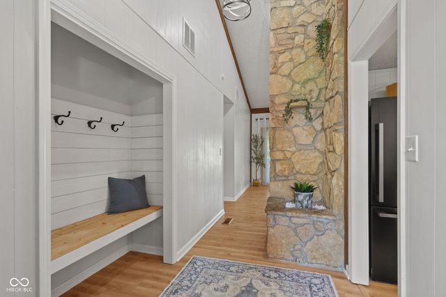 1092 S Quail Court, New Palestine, IN 46163